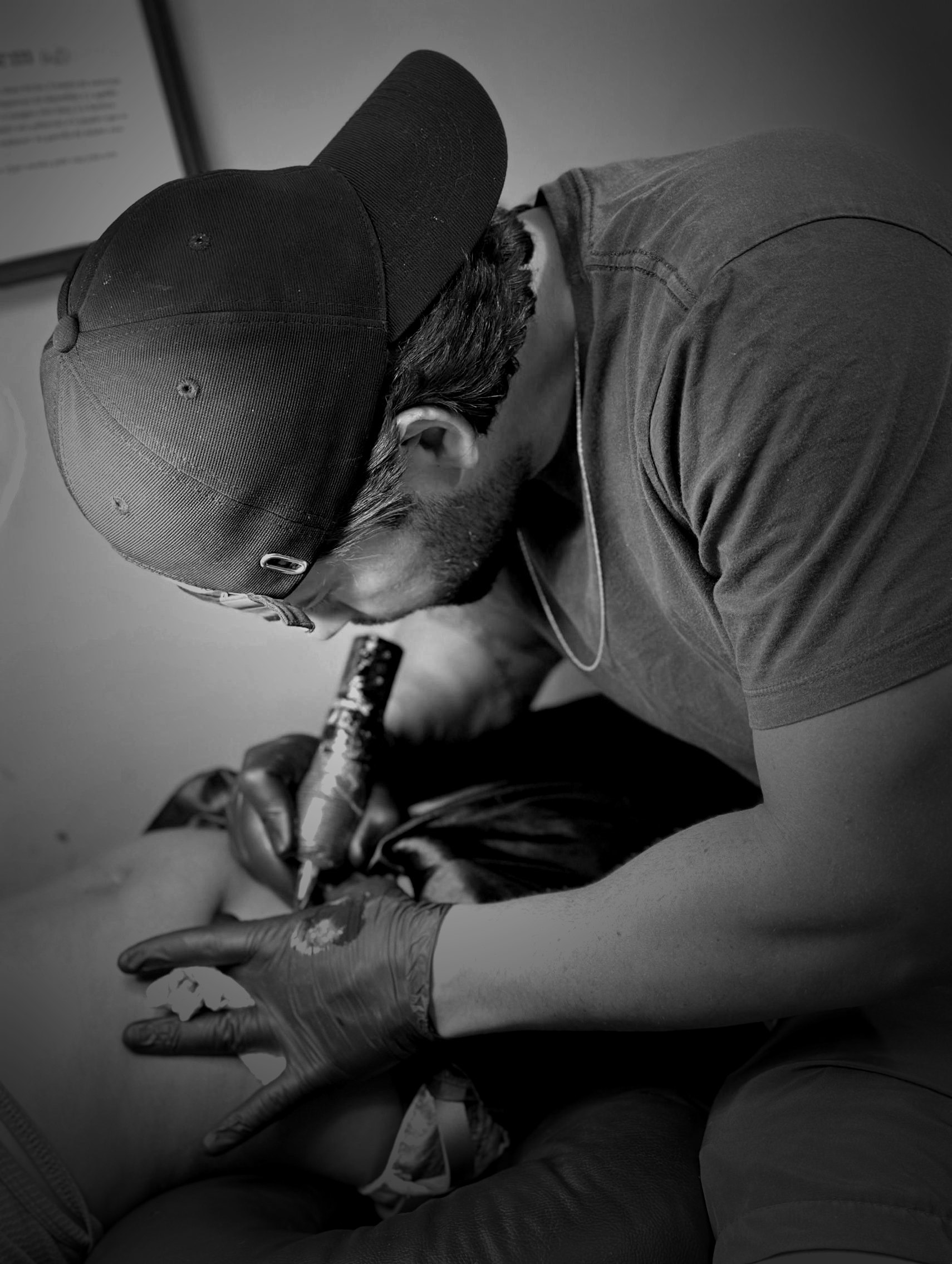 Warllen Rocha tatuando no estúdio